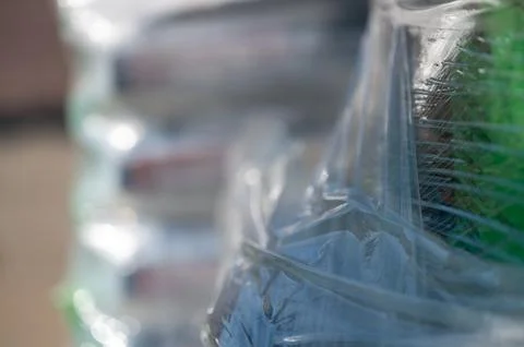Selective focus on cellophane shrink wrap on pallets of goods for transport. Foto stock