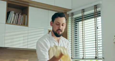 Selective focus on chef man in apron throwing in the air kneading homemade pizza 库存影片 218639619
