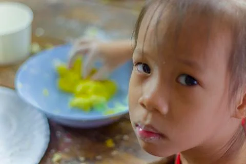 Selective focus of children preparing dough for cooking Thai dessert. Foto stock