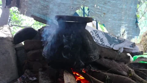 Selective focus on clay pot on burning fire Stock Footage 167883222