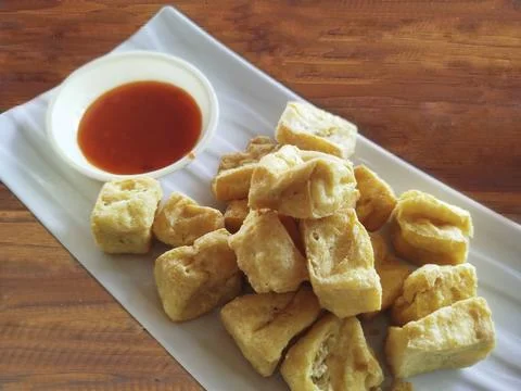 Selective focus close up crispy diced fried tofu Stockfoto's
