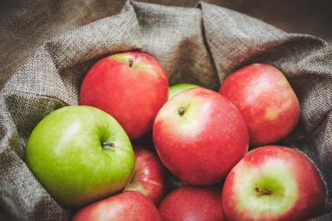 Selective focus, close-up of green  and red apples in basket Foto stock