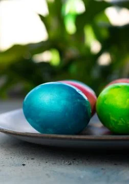 Selective focus, colored chicken eggs with food dye Foto stock
