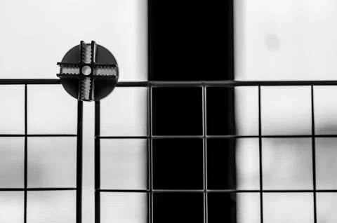 Selective focus on a connecting block on a modular wire cage shelving system Foto stock