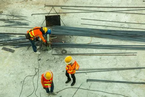 Selective focus to construction worker and many steel bar working with electr Foto stock