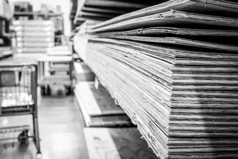 Selective focus on corner edge of stacked plywood at a lumberyard hardware store Foto stock
