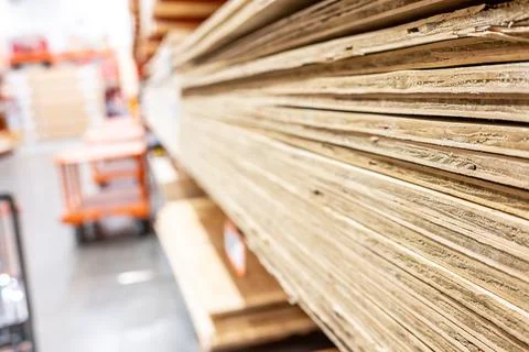 Selective focus on corner edge of stacked plywood at a lumberyard hardware store Foto stock