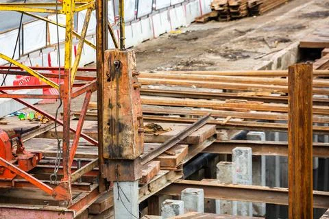 Selective focus to crane piling or pilling crane working on a backdrop at con Stockfoto's