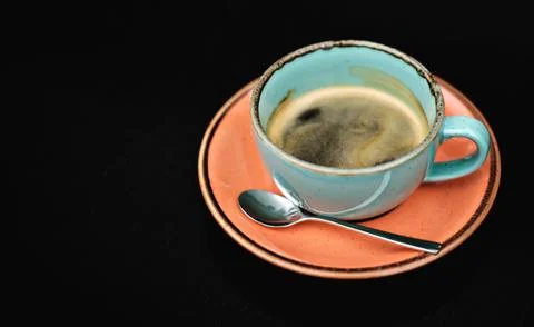 Selective focus on cup of coffee in black background. Close up Fotos de archivo