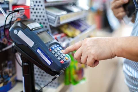 Selective focus to Customer Entering PIN Code on Credit Card Terminal at Ch.. Fotos de archivo