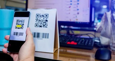 Selective focus to customer hand holding smart phone to scan Qr code payment  Foto stock