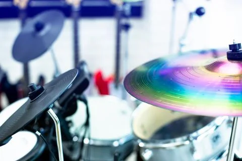Selective focus to cymbals of drum set in music room. Foto stock