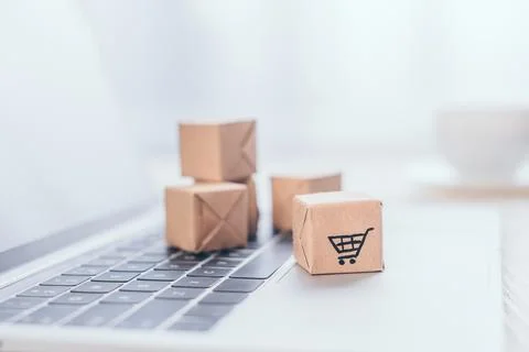 Selective focus decopative packages laptop Foto stock