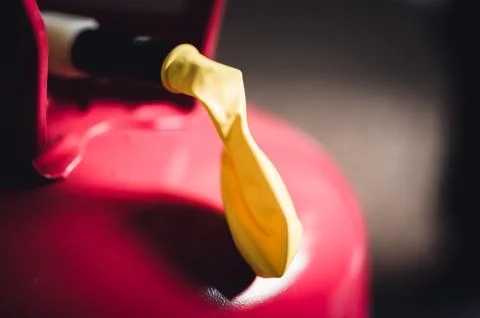 Selective focus on edge of an inflatable balloon attached to a helium canister. Foto stock
