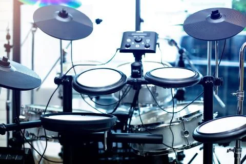 Selective focus to electronic cymbals of electronic drum set in music room. Foto stock