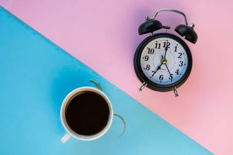 Selective focus: an electronic watch and a Cup of coffee on a colored backgro Foto stock