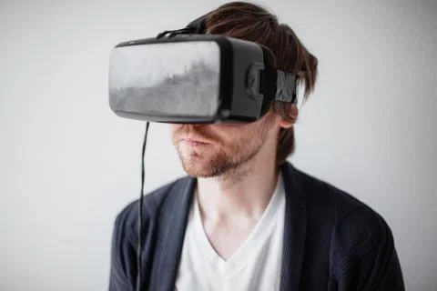 Selective focus on face. Handsome man wearing virtual reality glasses isolated a Foto stock