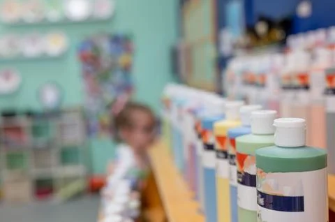 Selective focus on the first acrylic paint bottle in a row on a self. Foto stock