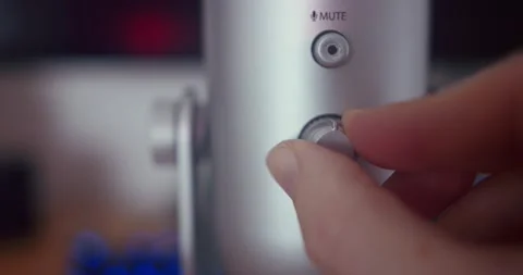 Selective-focus footage of turning up the volume on a retro microphone Vídeo Stock 233728669