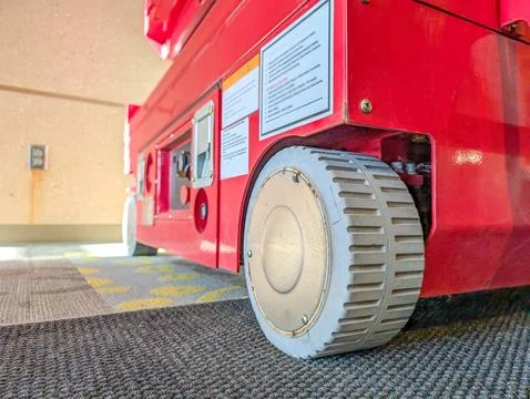 Selective focus on the front wheel of a scissor lift Foto stock