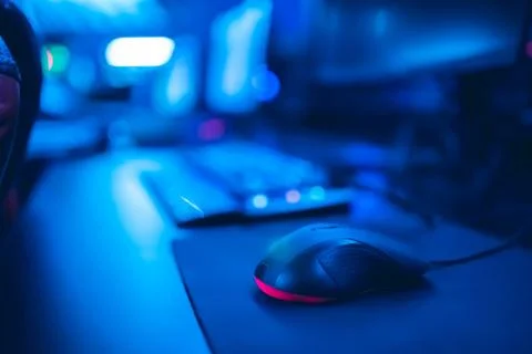 Selective focus on gaming computer mouse, in background video gamer participates Foto stock