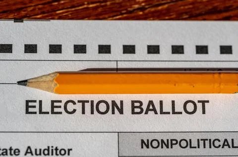 Selective focus on a generic election ballot with a pencil on top. Foto stock