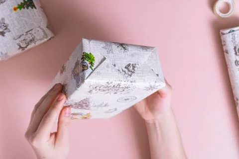 Selective focus. gift wrapping with your own hands, instructions Foto stock