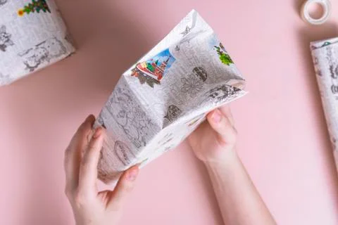 Selective focus. gift wrapping with your own hands, instructions Foto stock