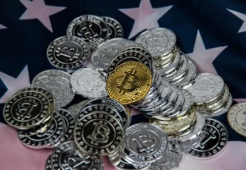 In selective focus of golden bitcoin put at the middle of silver bitcoin,on U Foto stock