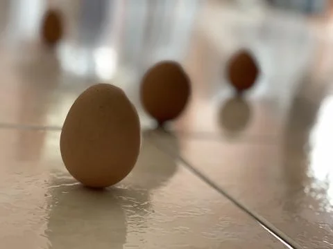 Selective Focus Group Of Brown Eggs Balanced Upright On Floor Foto stock