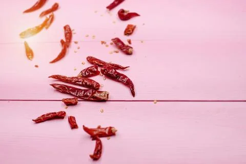 In selective focus group of dried pepper put at the middle,on pink pastel tim Foto stock