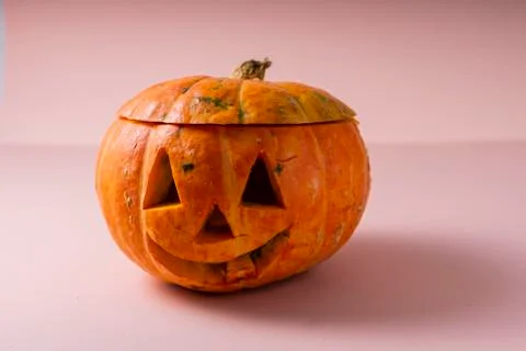 Selective focus. Halloween pumpkin. instructions for carving a pumpkin face Foto stock