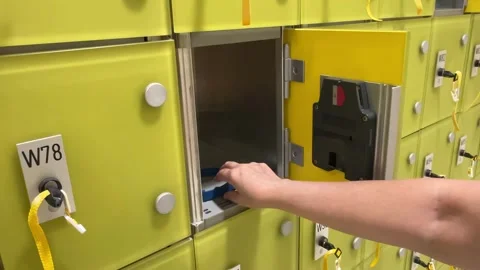 Selective focus hand opening locker and taking out wrist magnetic tag 動画素材 344954940