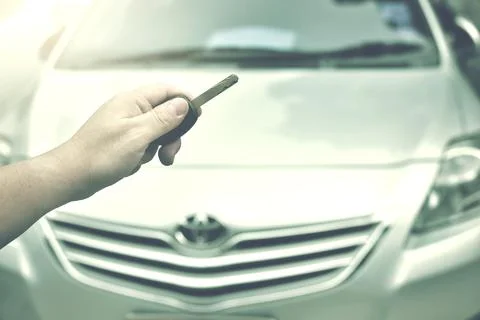 In selective focus of Hand presses on the remote control car alarm systems Foto stock