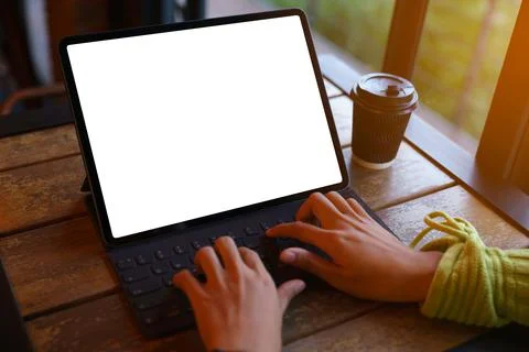 Selective focus on hand using digital tablet showing white scree Foto stock