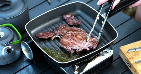 Selective focus hand of young asian woman cooking and her friend enjoy  Vídeos de archivo 199766266