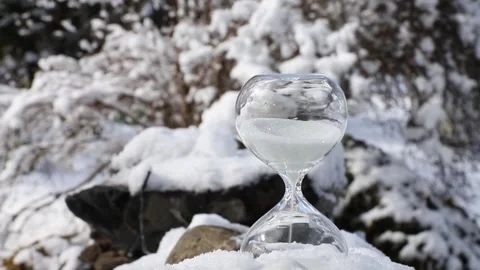 Selective focus on hourglass with sand falling in the winter. Stock-Footage 312546833