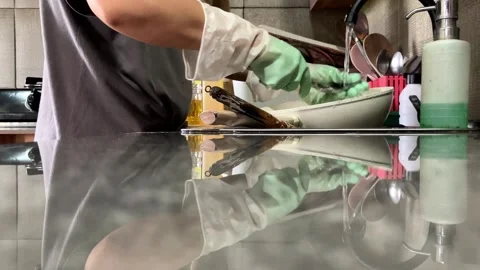 Selective Focus Of Housewives Cleaning Kitchen Utensil After Cooking On The  Vídeo Stock 343517826