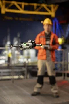 Selective focus of industrial employee using drone to collect data from offshore Foto stock