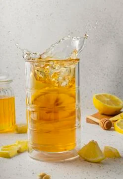 Selective focus, lemon iced tea Foto stock