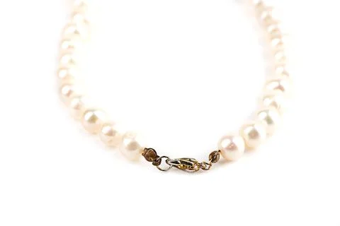 Selective focus on the lock of a pearl bead necklace. Foto stock