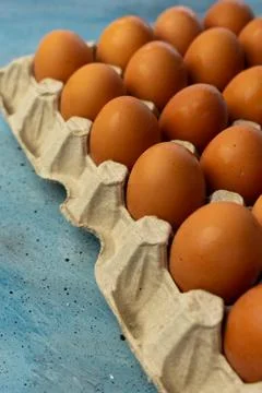Selective focus, lots of chicken brown eggs Foto stock
