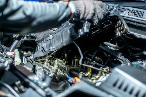 Selective focus to Mechanic Removing Engine Valve Cover for Car Engine Main.. 库存照片