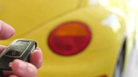 Selective focus at men hand press the button of car remote to unlock with bli Video stock 146364003