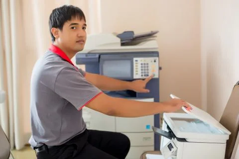 Selective focus to men press the button on panel of the copier and scanner. B Foto stock