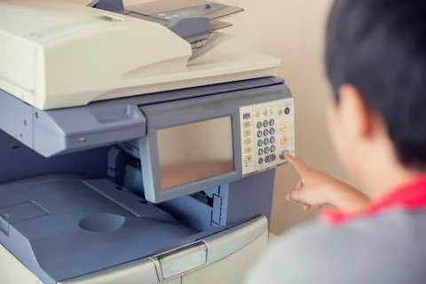 Selective focus to men press the button on panel of the copier and scanner. B Foto stock