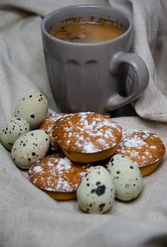 Selective focus muffins, quail eggs and vintage cup of coffee. Foto stock