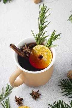 Selective focus. mulled red wine with spices Foto stock