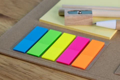 Selective focus multicolored square colorful sticky notes Foto stock