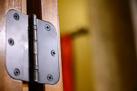 Selective focus on Oiled bronze door hinge on wood Foto stock